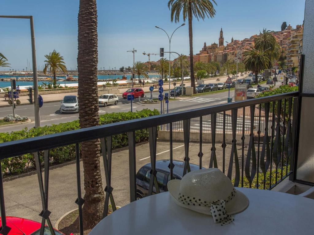 - un chapeau assis sur une table sur un balcon dans l'établissement Studio moderne avec terrasse proche plages et centre, WiFi gratuit - FR-1-196-216, à Menton