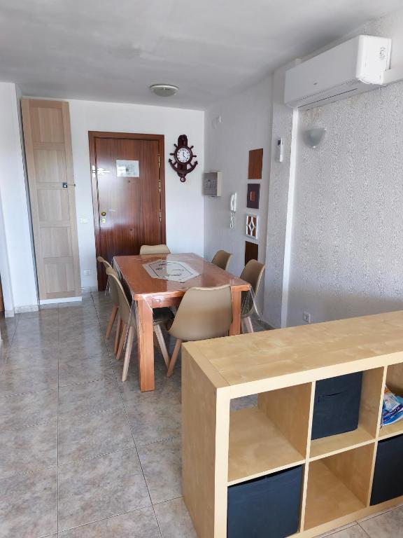 Posezení v ubytování Appartement tout confort terrasse 21 m2 pleins sud wifi proche port aventura centre et plage 2 chambres 2 SDB piscine