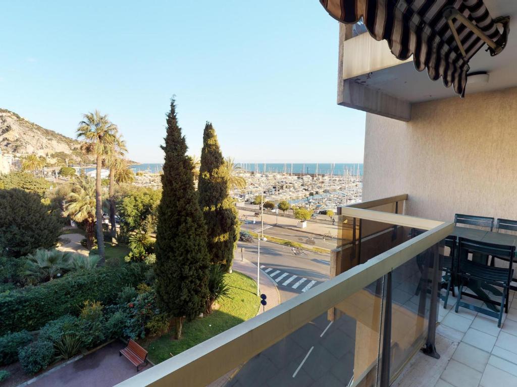 d'un balcon offrant une vue sur la ville. dans l'établissement Grand 2P avec Terrasse, Aperçu Mer et Garage Privé – Menton Garavan - FR-1-196-268, à Menton