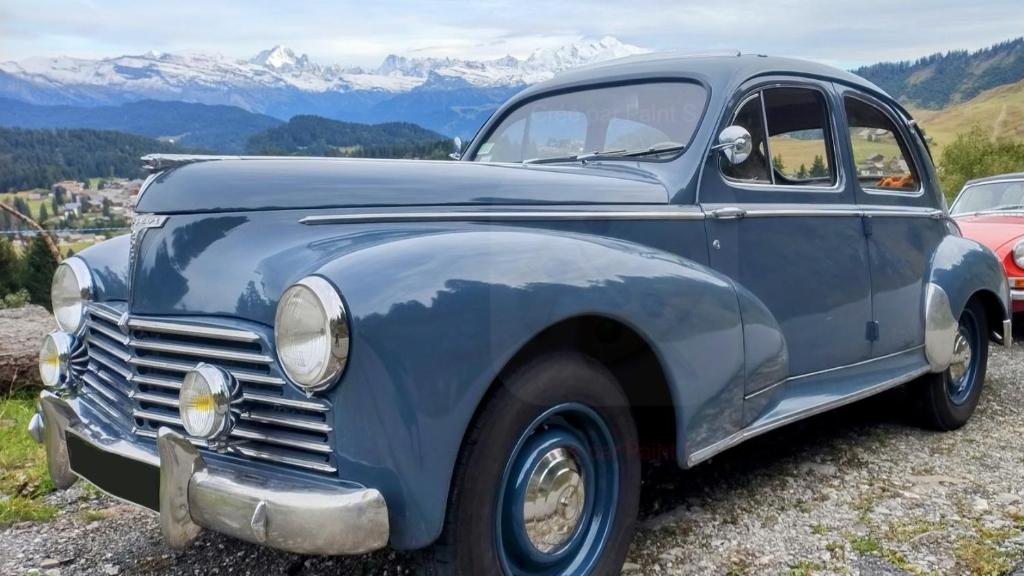 une vieille voiture bleue garée au sommet d'une colline dans l'établissement Annecy Genève Rochexpo & Vintage car, à Bonneville