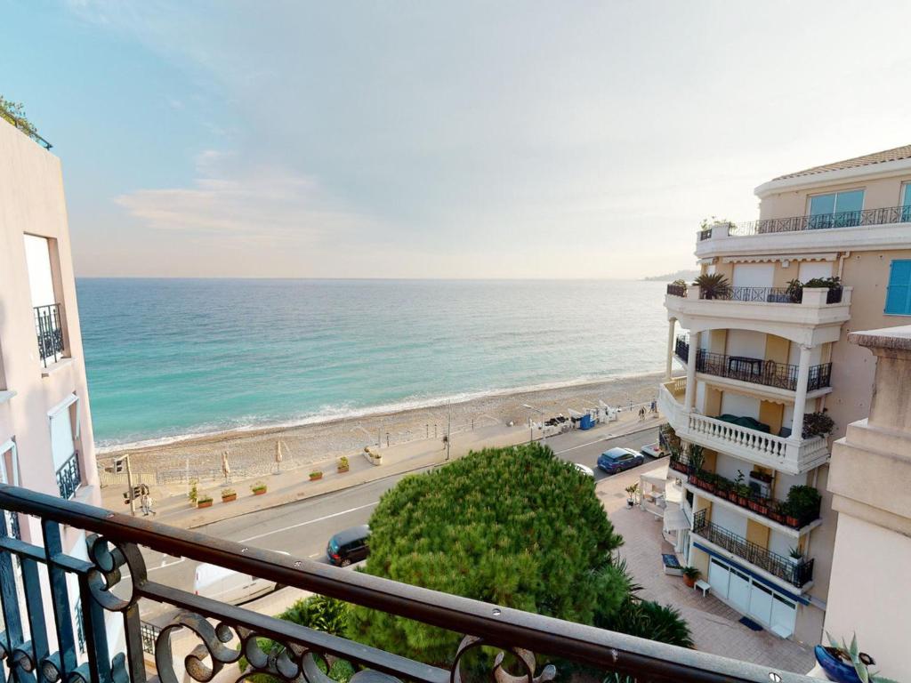 une vue sur l'océan depuis le balcon d'un immeuble dans l'établissement Grand 2P face mer avec balcon, parking, piscine et spa en centre-ville à Menton - FR-1-196-284, à Menton