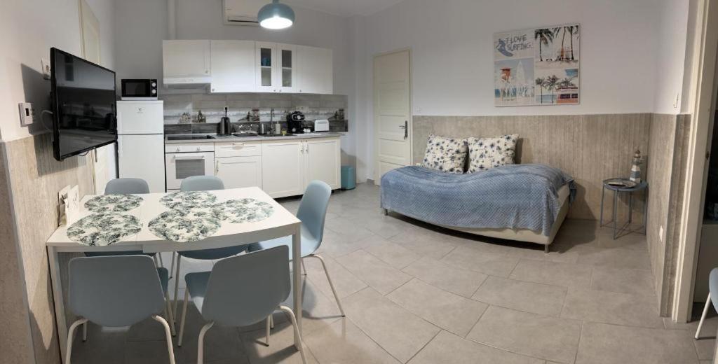 Kuchyňa alebo kuchynka v ubytovaní TópART Apartman I