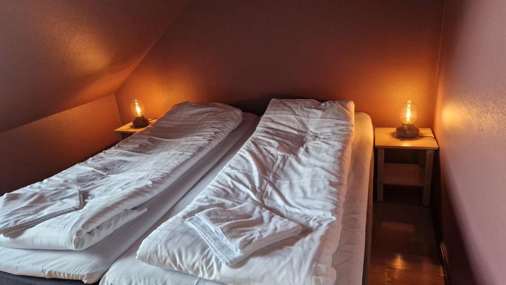 Postel nebo postele na pokoji v ubytování Skutskepparn Kuststation