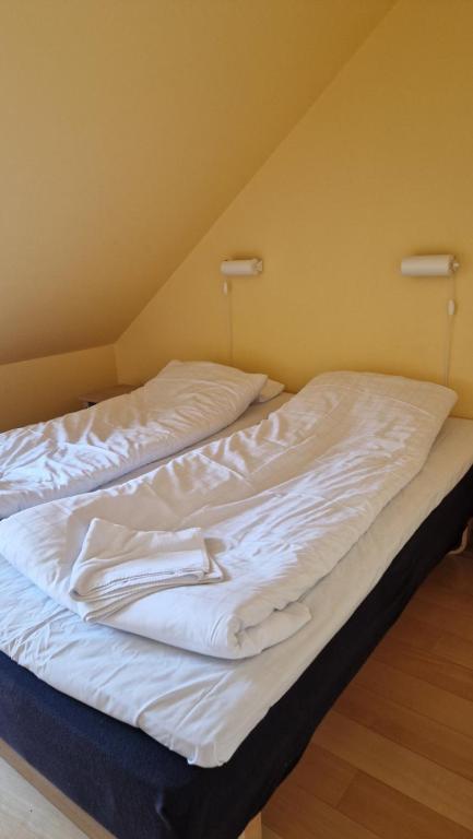 Postel nebo postele na pokoji v ubytování Skutskepparn Kuststation