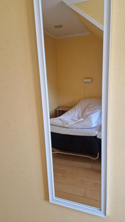 Postel nebo postele na pokoji v ubytování Skutskepparn Kuststation