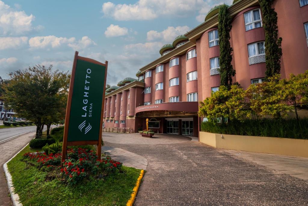 a hotel sign in front of a building at Hotel Laghetto Siena Gramado in Gramado