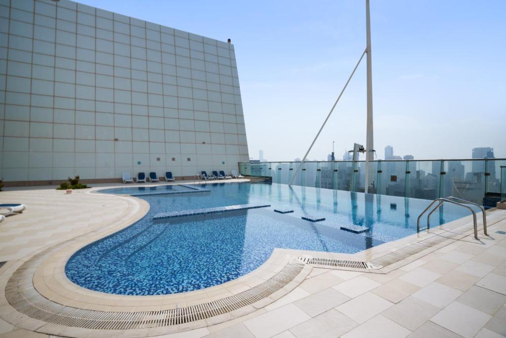 Swimming pool sa o malapit sa Urban Studio Apartment In Goldcrest Views Jlt