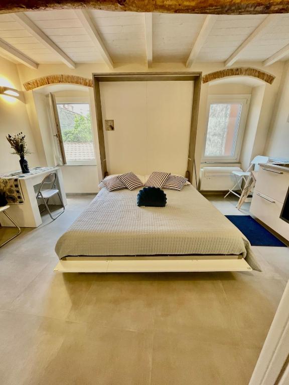 a bedroom with a large bed in a room at La Gritta in Lerici