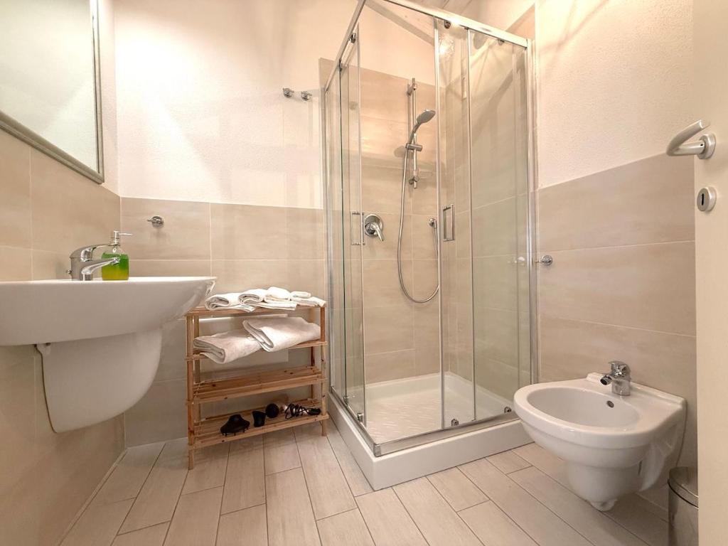 W łazience znajduje się prysznic, umywalka i toaleta. w obiekcie Villetta Acacia K&G House w mieście Viddalba