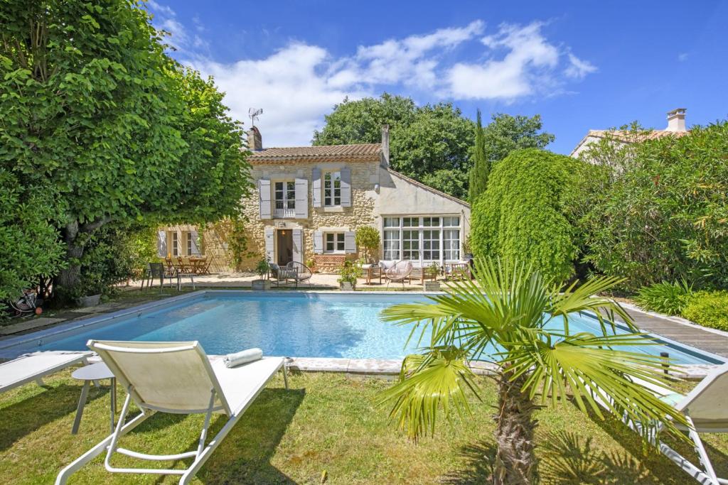 une maison avec une piscine dans la cour dans l'établissement Mas La Thèbaïde, à Paradou