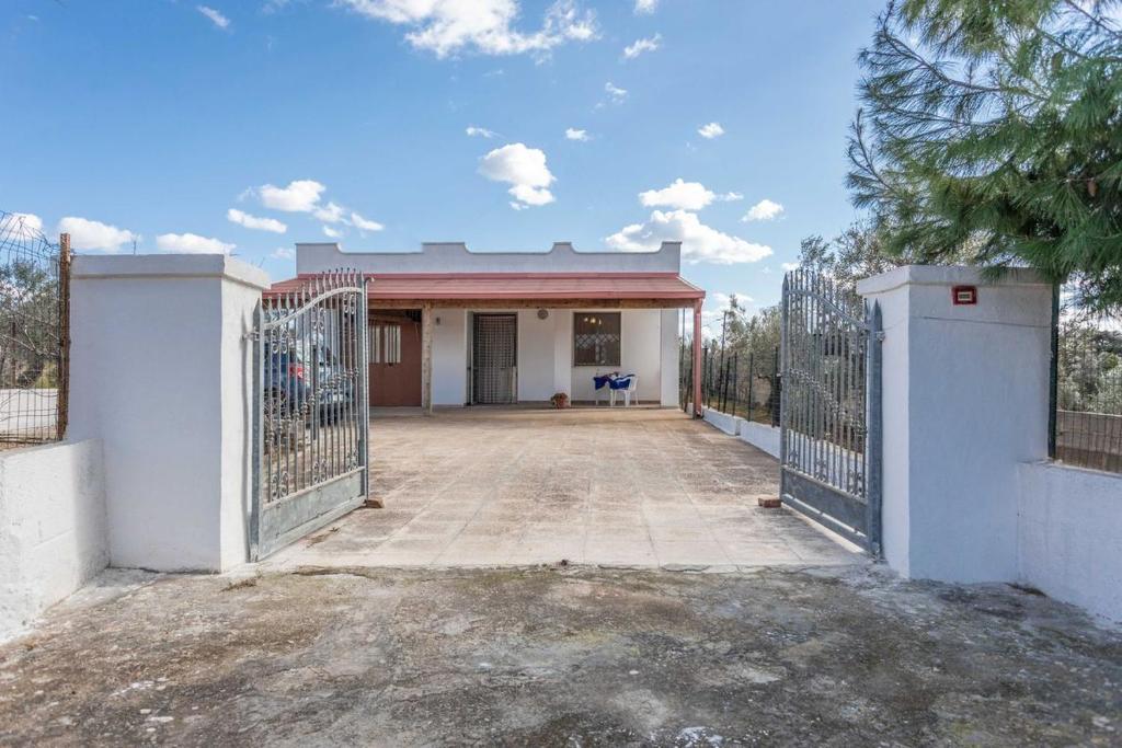 ein Tor vor einem Haus mit Auffahrt in der Unterkunft Villetta Tiziana - Salento Reservation in Marina di Mancaversa