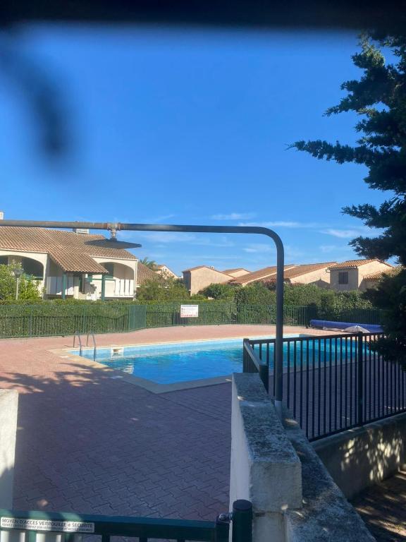 une piscine devant une maison dans l'établissement Maison climatisee proche plage avec piscine, à Saint Cyprien Plage