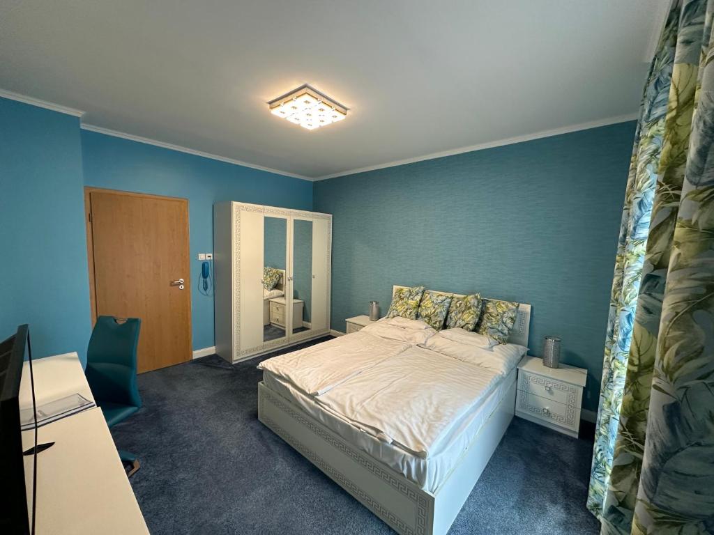 Postel nebo postele na pokoji v ubytování Siesta Club Apartman Harkány