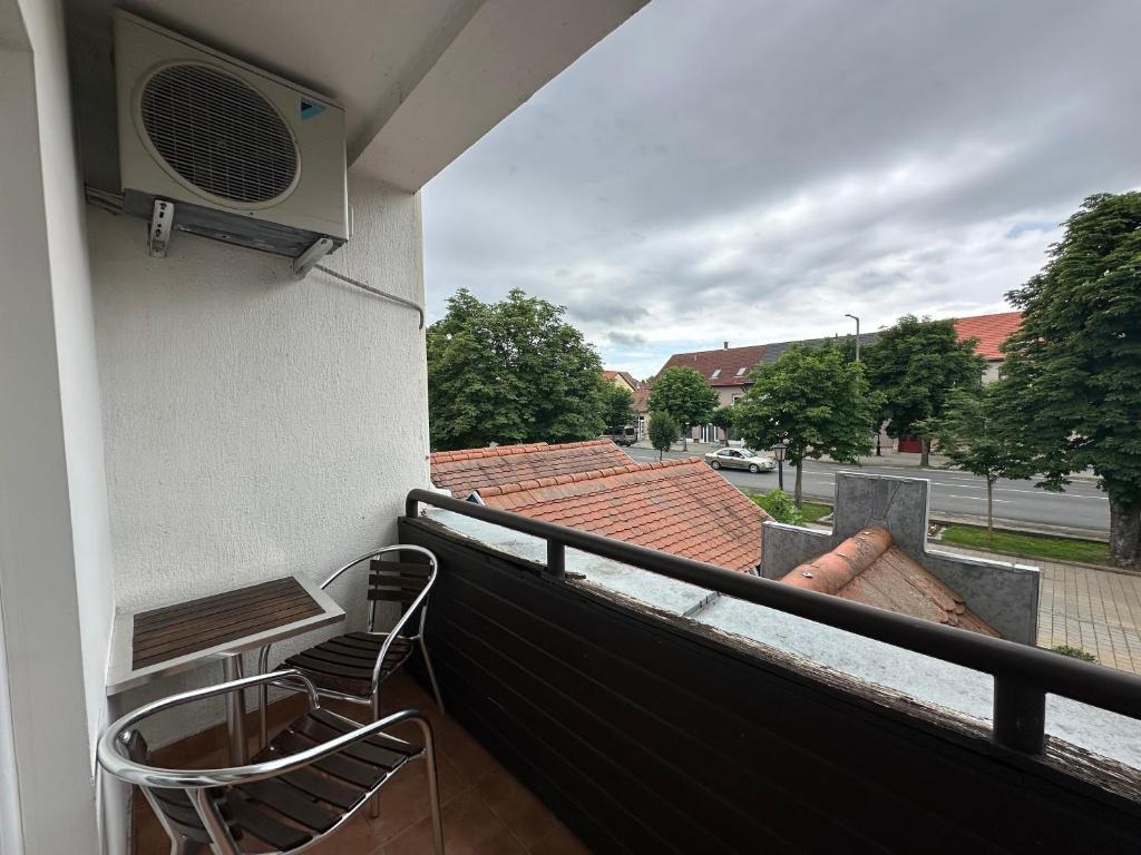 Balkón nebo terasa v ubytování Siesta Club Apartman Harkány