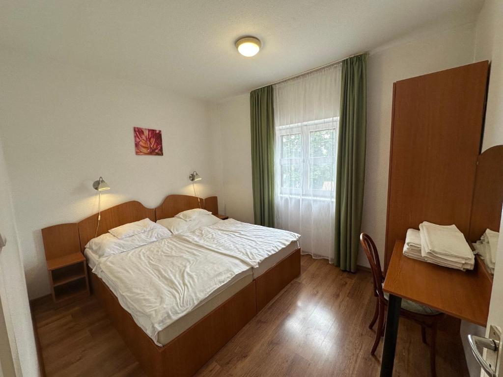 Postel nebo postele na pokoji v ubytování Siesta Club Apartman Harkány