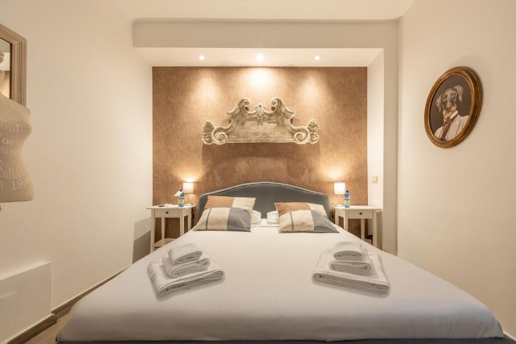 sypialnia z dużym białym łóżkiem z zagłówkiem w obiekcie Popolo & Flaminio Rooms w Rzymie