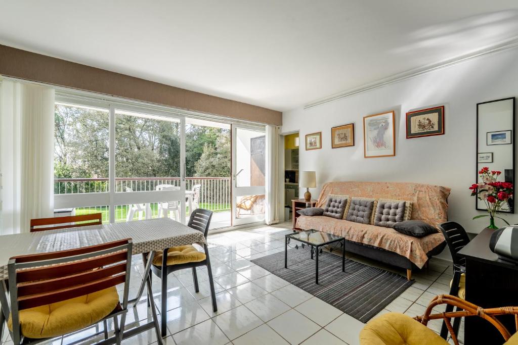 un salon avec un canapé et une table dans l'établissement Appartement 2 personnes A22, à Pornic