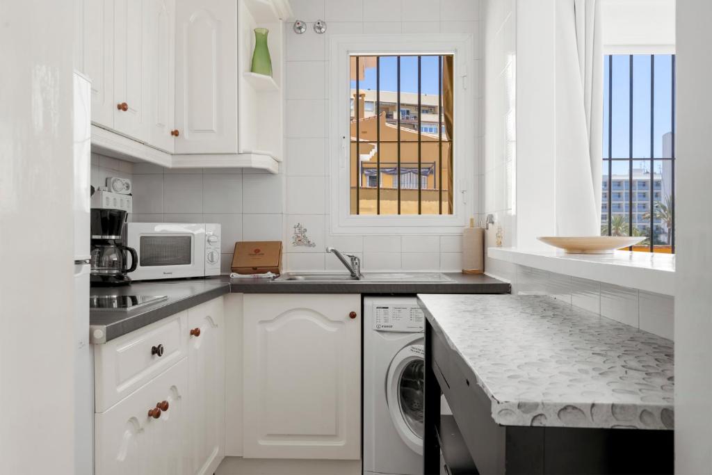 A kitchen or kitchenette at Lovely flat with sea view near the beach by Costarentals - Ref 37