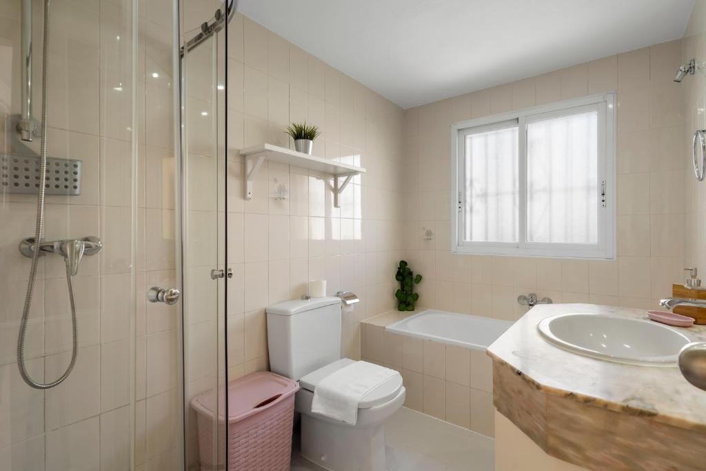 A bathroom at Lovely flat with sea view near the beach by Costarentals - Ref 37