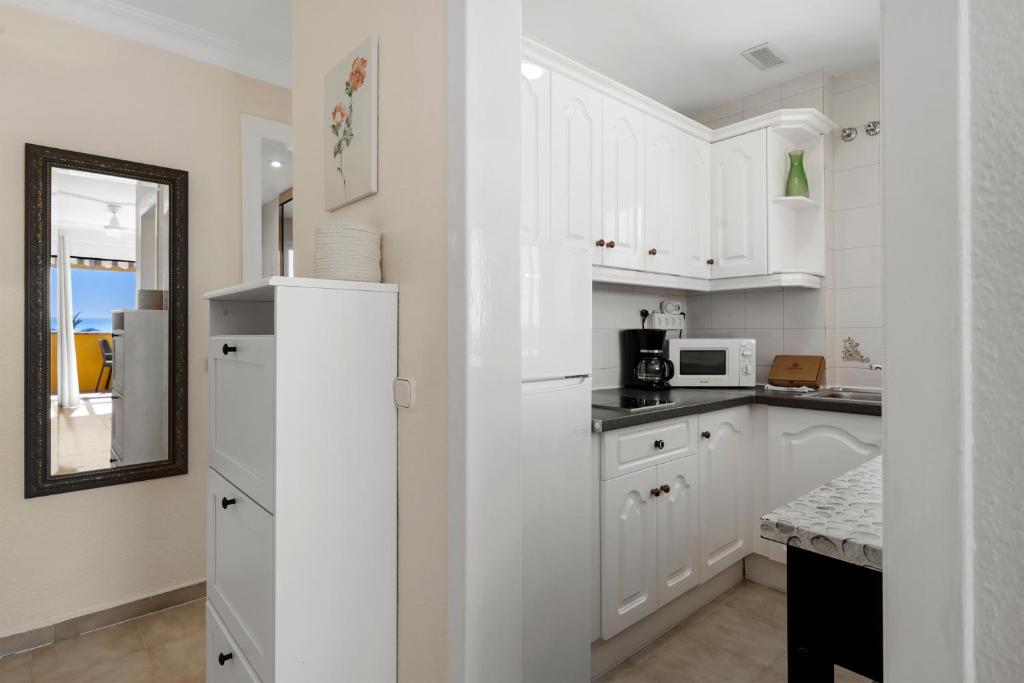 A kitchen or kitchenette at Lovely flat with sea view near the beach by Costarentals - Ref 37