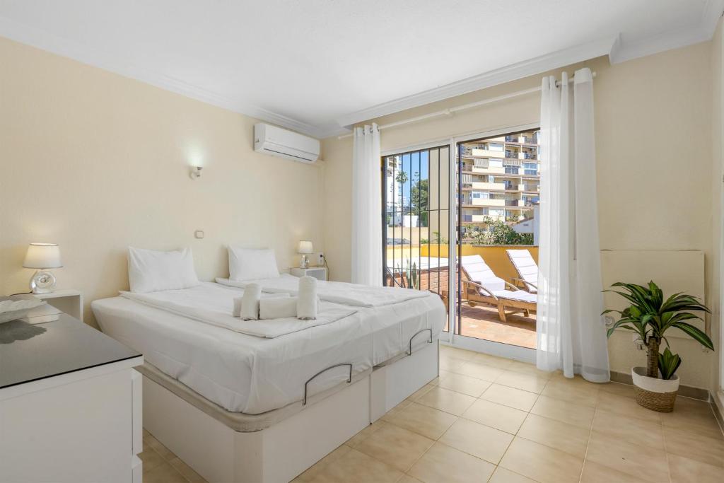 A bed or beds in a room at Lovely flat with sea view near the beach by Costarentals - Ref 37