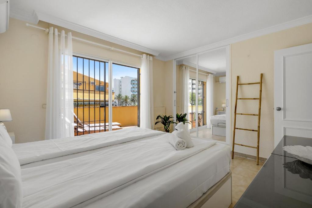 A bed or beds in a room at Lovely flat with sea view near the beach by Costarentals - Ref 37