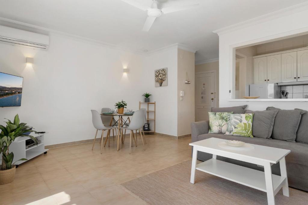 A kitchen or kitchenette at Lovely flat with sea view near the beach by Costarentals - Ref 37