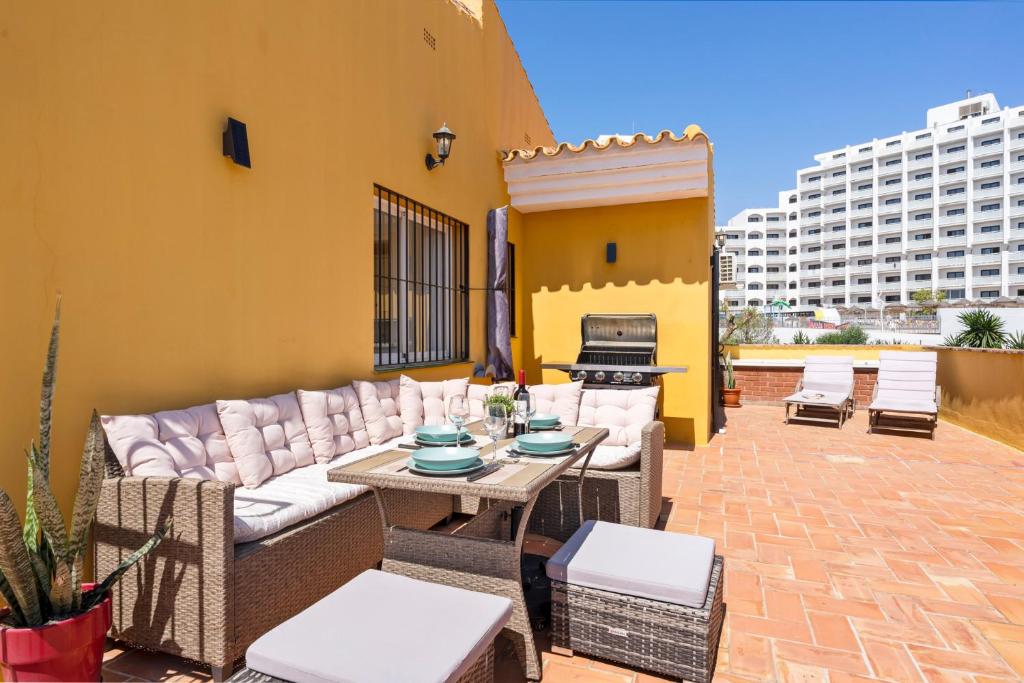 A seating area at Lovely flat with sea view near the beach by Costarentals - Ref 37