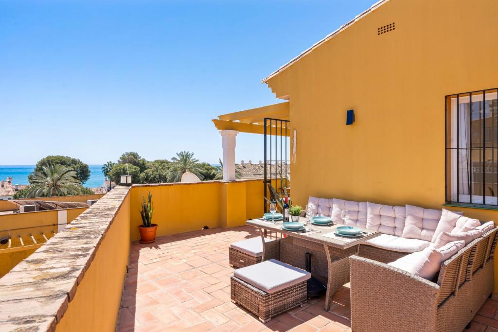 A seating area at Lovely flat with sea view near the beach by Costarentals - Ref 37