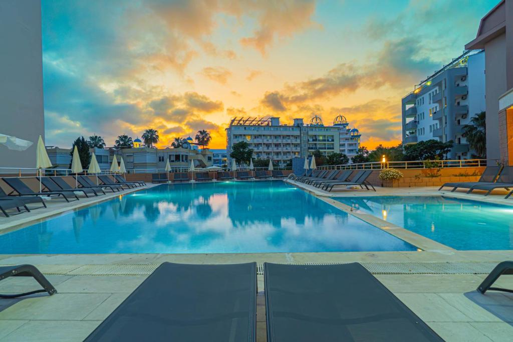 Bazén v ubytování Pyxis Point Hotel - All Inclusive nebo v jeho okolí