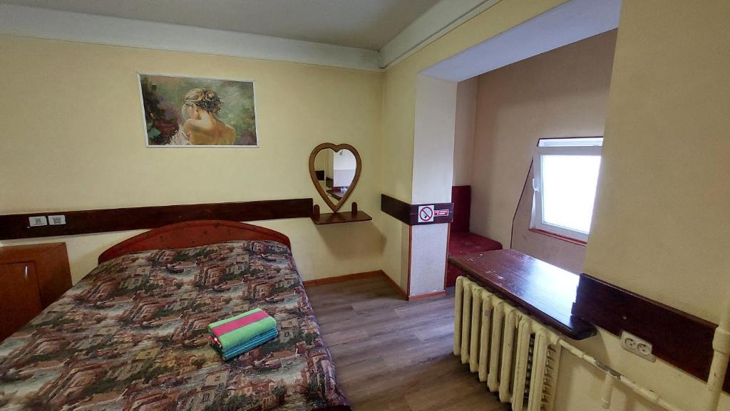 Postel nebo postele na pokoji v ubytování Hotel Desna KUT
