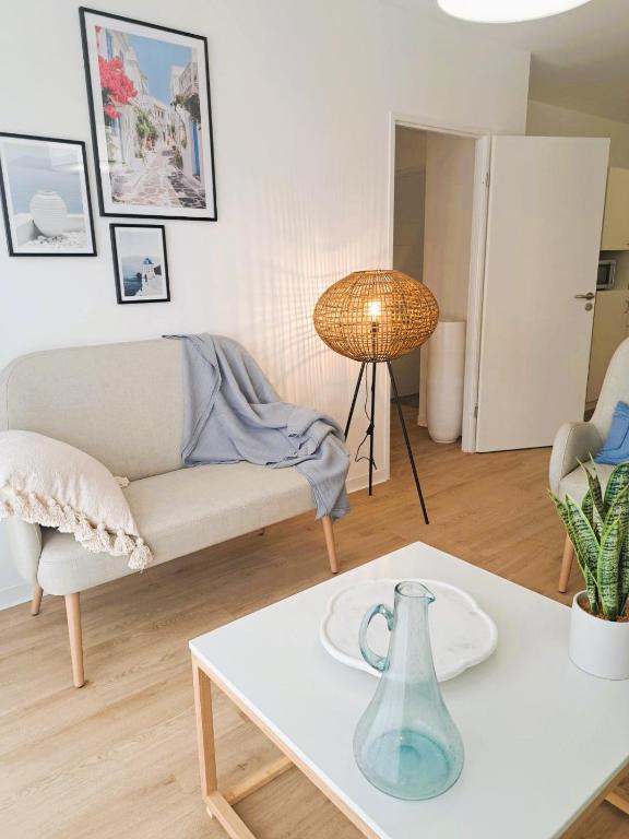 un salon avec un canapé et une table dans l'établissement Résidence d'Agen, à Agen