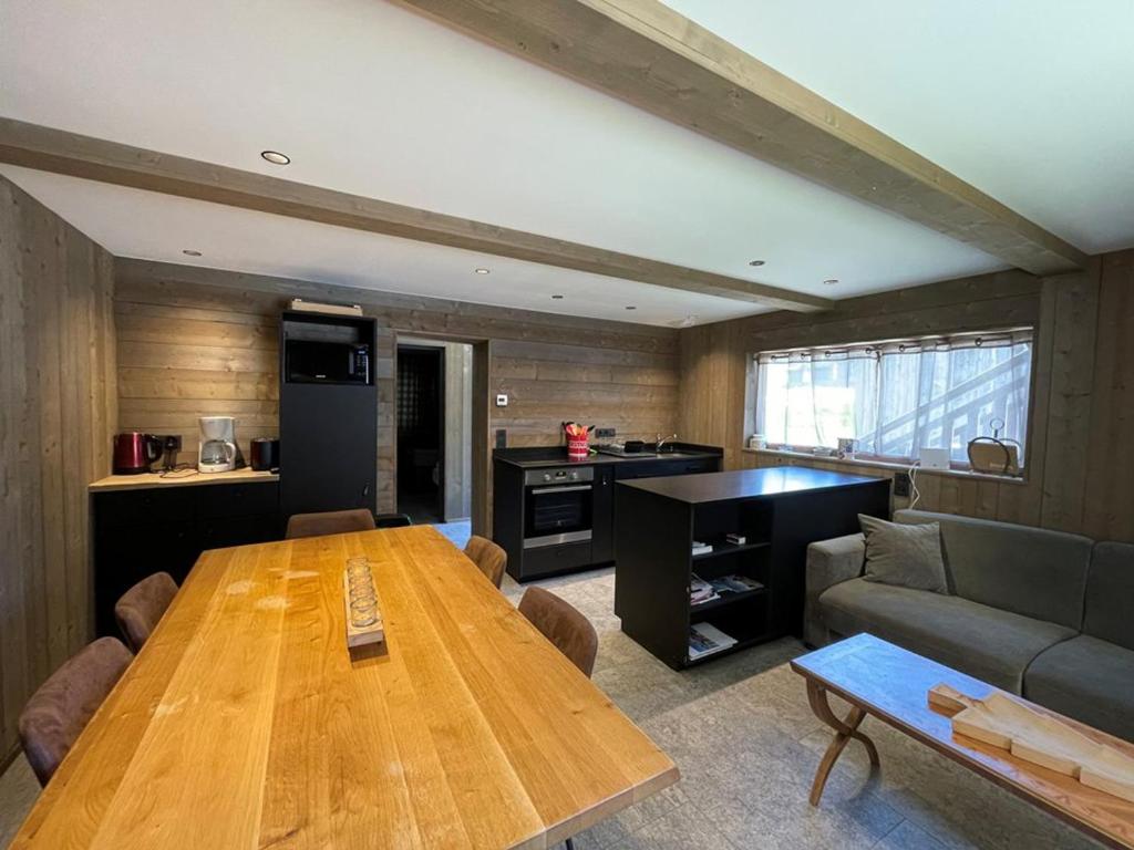 un salon avec une table en bois et un canapé dans l'établissement Appartement rénové, 6 pers, 2 ch + coin montagne, centre Crest-Voland, parking, skiroom, WIFI - FR-1-733-16, à Crest-Voland