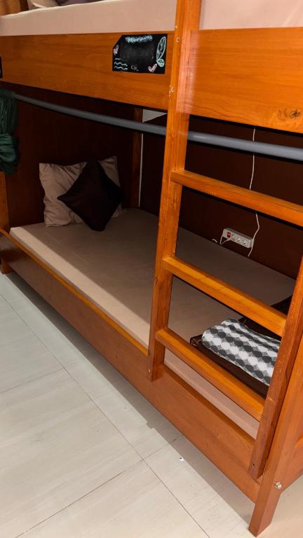 Palanda nebo palandy na pokoji v ubytování Zzz Hostel Malang