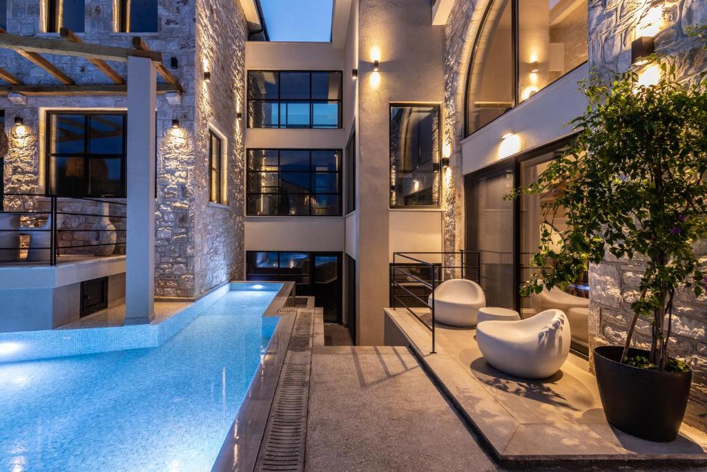 Bazén v ubytování Nikoleta Hotel and Villas nebo v jeho okolí