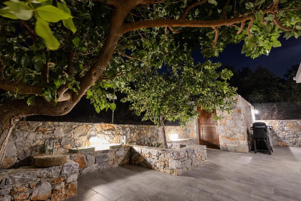 Fotografie z fotogalerie ubytování Chrisi Holiday Home - 500 sqm Private Gardens & Nature View - 300m by the sea v destinaci Almirída