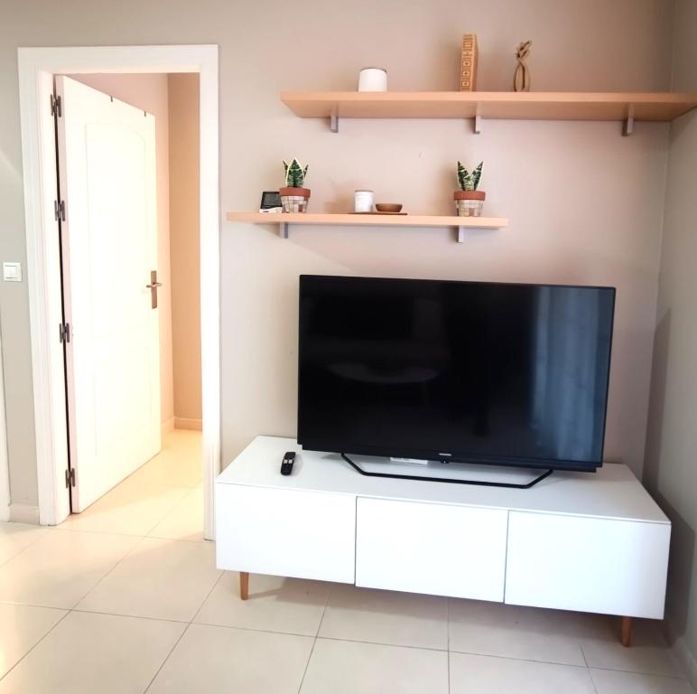 Televízia a/alebo spoločenská miestnosť v ubytovaní PMT11 - Beach location and pool