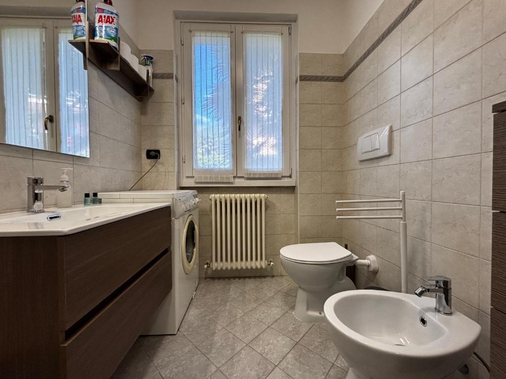 Koupelna v ubytování Apartment with garden and garage Dongo - Larihome A28