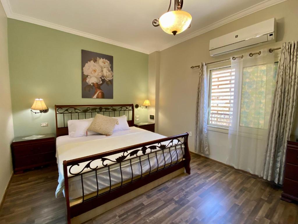 A bed or beds in a room at New Cairo 3BR Villa Garden & Prime Location By Best of Bedz