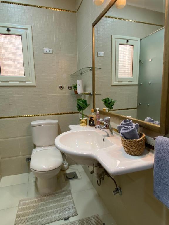 A bathroom at New Cairo 3BR Villa Garden & Prime Location By Best of Bedz