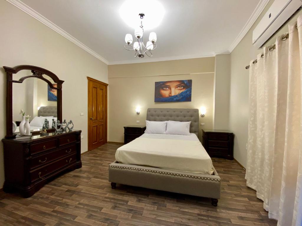 A bed or beds in a room at New Cairo 3BR Villa Garden & Prime Location By Best of Bedz