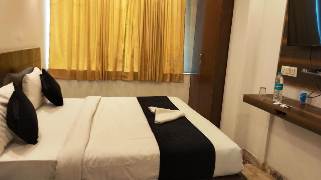 Postel nebo postele na pokoji v ubytování Hotel mount Near IGI Airport Delhi