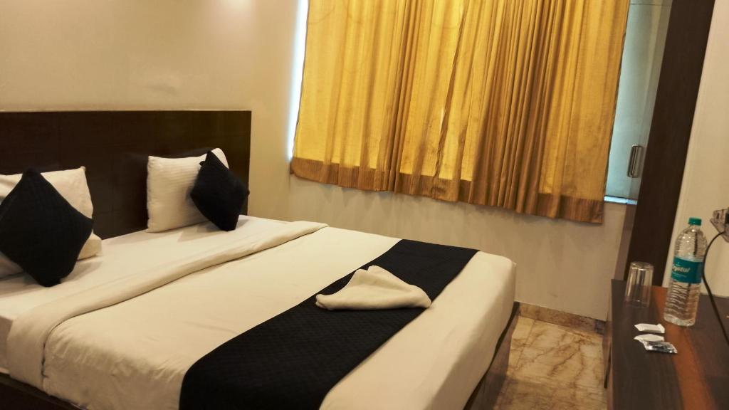 Postel nebo postele na pokoji v ubytování Hotel mount Near IGI Airport Delhi