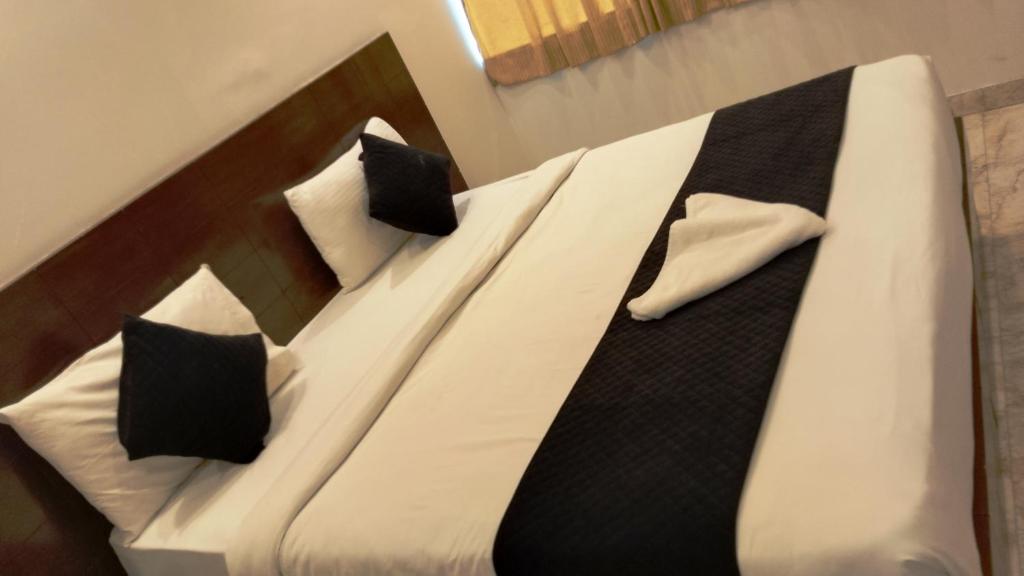 Postel nebo postele na pokoji v ubytování Hotel mount Near IGI Airport Delhi