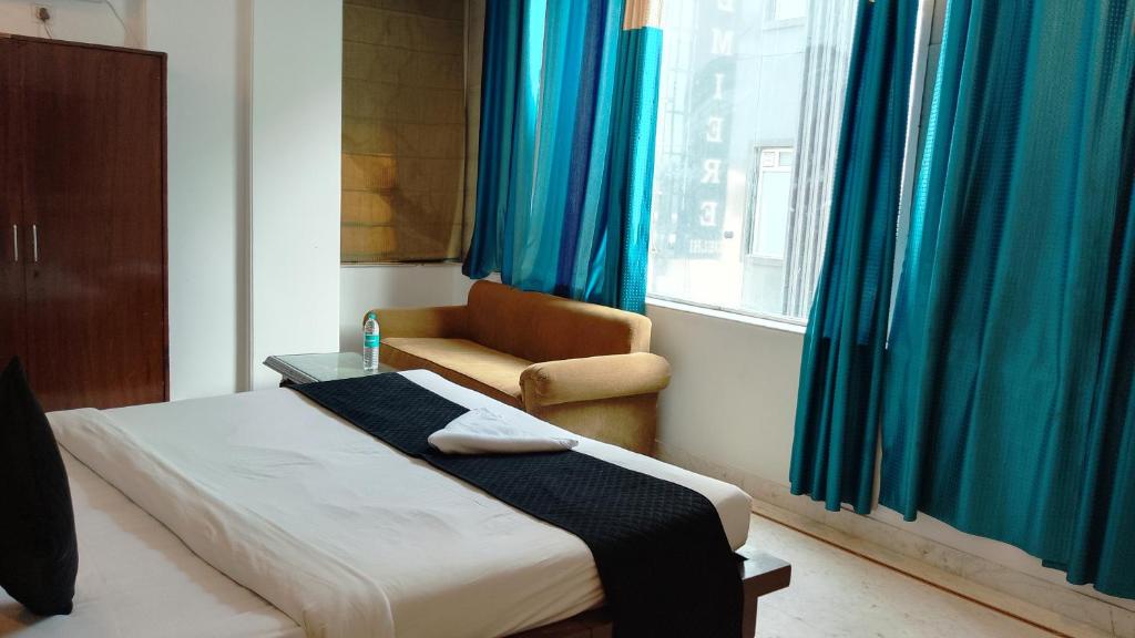 Postel nebo postele na pokoji v ubytování Hotel mount Near IGI Airport Delhi
