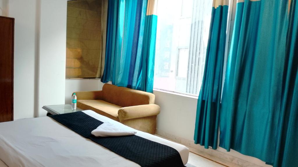 Postel nebo postele na pokoji v ubytování Hotel mount Near IGI Airport Delhi
