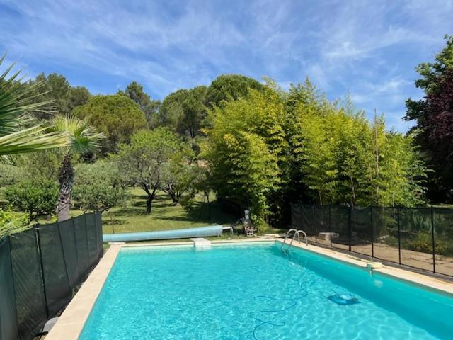 une grande piscine bleue dans une cour dans l'établissement Maison avec piscine et Sauna, à Bagard