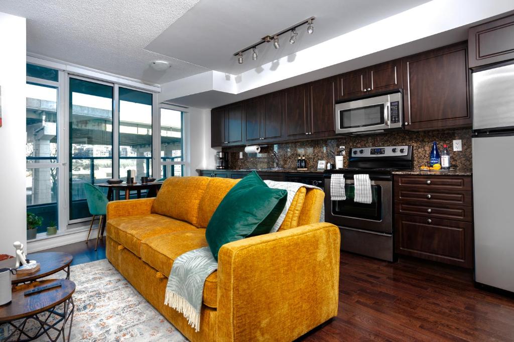 Kuchyň nebo kuchyňský kout v ubytování Downtown Cozy 1BR Condo- Steps from Lake & King street