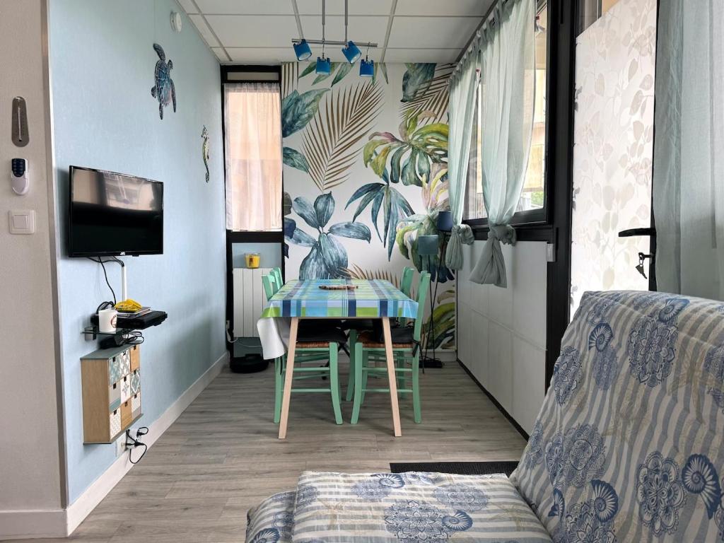 un salon avec une table et un canapé dans l'établissement ღ La Kaz - Port des Minimes, Piscine, Parking & Wi-Fi, à La Rochelle