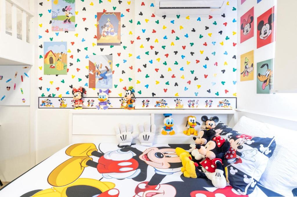 um quarto com uma cama com personagens de desenhos animados em PRAIAPARK -APTO DIFERENCIADO-BETO CARRERO,MAR,WIFI300m,QUARTO DISNEY em Piçarras